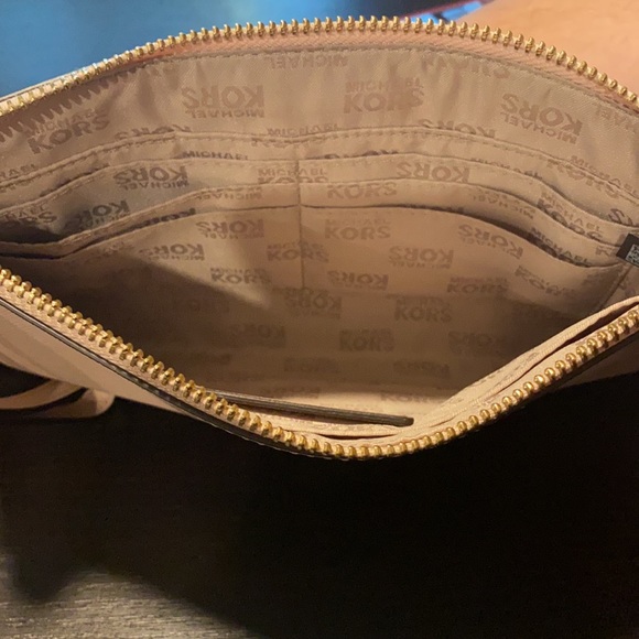 Micheal Kors jet set travel large zip clutch - Picture 4 of 5